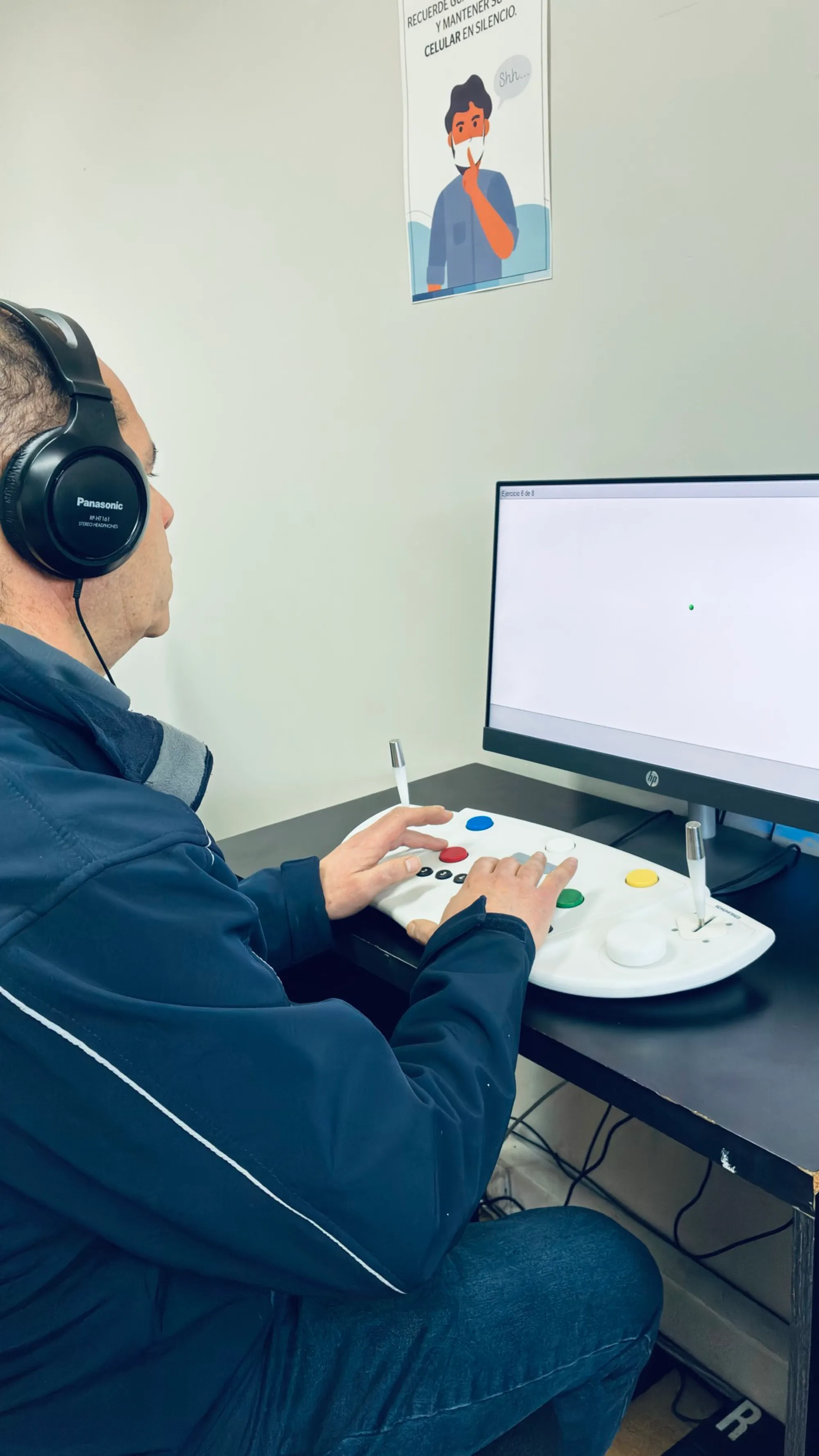 Participante rindiendo una evaluación en pantalla en una sucursal de Servicios Expert
