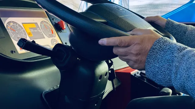 Conductor con las manos en el volante del simulador junto al tablero de instrumentos